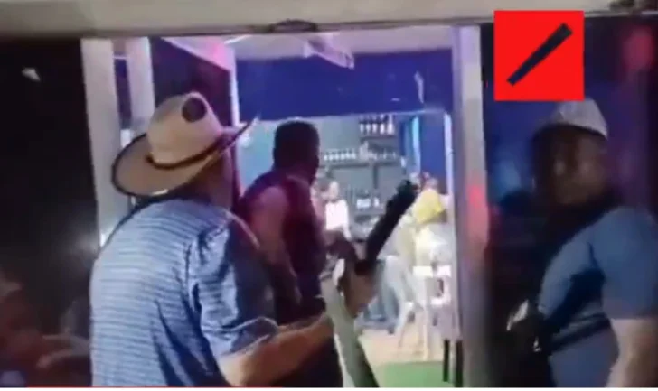 Alcalde Santiago Riverón vuelve contra haitianos, esta vez desbarata fiesta escopeta en mano