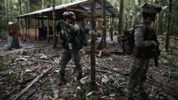 Petro ordena bombardeos contra disidencias de las FARC, mientras la paz total se encamina al precipicio Petro ordena bombardeos contra disidencias de las FARC, mientras la paz total se encamina al precipicio