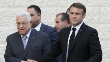 Macron y Abbas se reúnen en París para abordar el alto el fuego en Gaza Macron y Abbas se reúnen en París para abordar el alto el fuego en Gaza