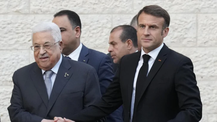 Macron y Abbas se reúnen en París para abordar el alto el fuego en Gaza