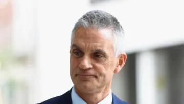 El director general de la BBC, Tim Davie, dimite tras polémica por un documental sobre Trump