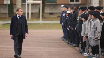 Macron anuncia la creación de un servicio militar voluntario ante “el recrudecimiento de las amenazas” Macron anuncia la creación de un servicio militar voluntario ante “el recrudecimiento de las amenazas”