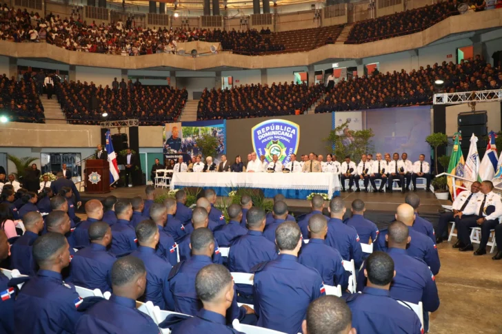 Abinader juramenta 2,421 nuevos agentes; suman 6,500 policías formados