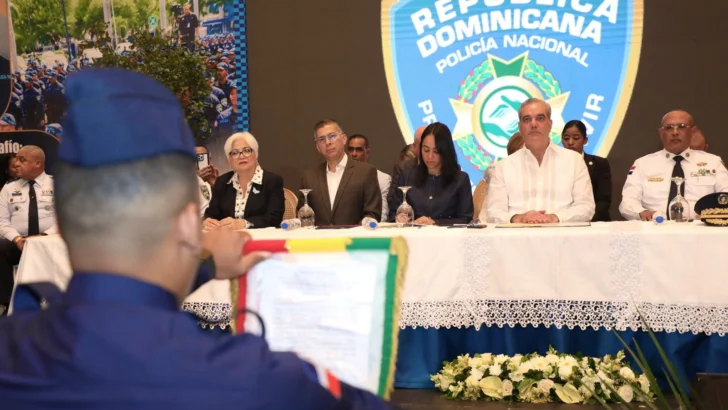 Abinader juramenta 2,421 nuevos agentes; suman 6,500 policías formados