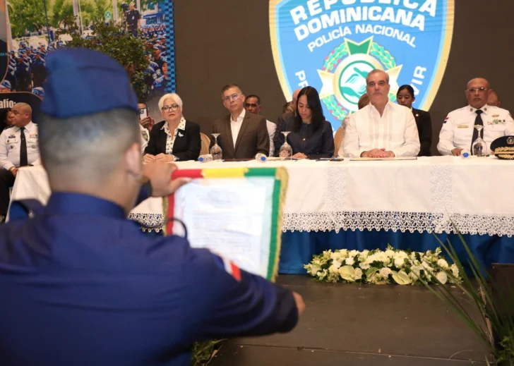 Abinader juramenta 2,421 nuevos agentes; suman 6,500 policías formados
