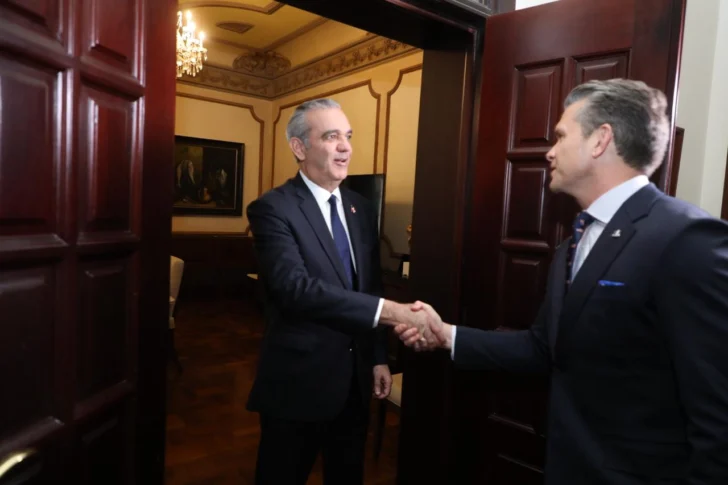 Abinader recibe al secretario de Guerra de EE.UU, Pete Hegseth en el Palacio Nacional