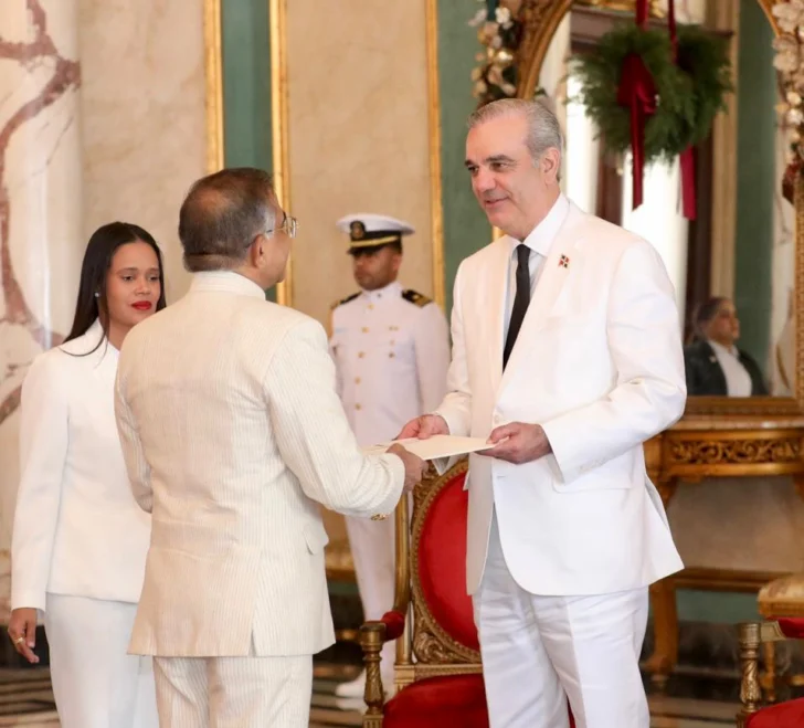 Abinader recibe siete nuevos embajadores y fortalece relaciones internacionales