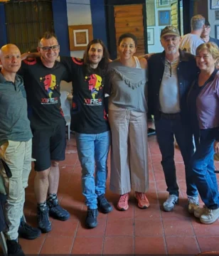  Actores de diversas agrupaciones teatrales comparten un momento de camaradería al cierre de las funciones en Casa de Teatro, durante el XII Festival Internacional de Teatro FITE RD 2025.