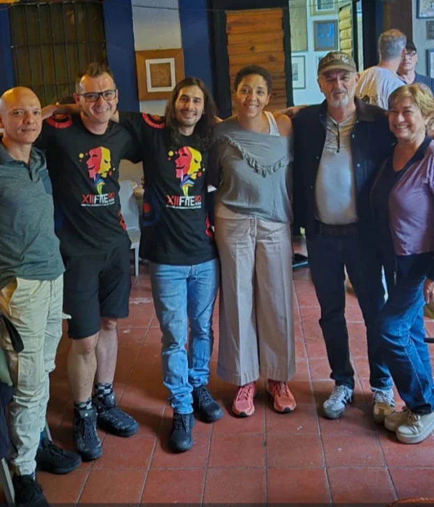  Actores de diversas agrupaciones teatrales comparten un momento de camaradería al cierre de las funciones en Casa de Teatro, durante el XII Festival Internacional de Teatro FITE RD 2025.