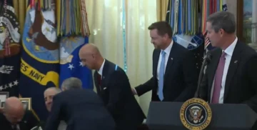 Alto ejecutivo de la farmacéutica Novo Nordisk se desmaya en el Despacho Oval durante una rueda de prensa de Trump Alto ejecutivo de la farmacéutica Novo Nordisk se desmaya en el Despacho Oval durante una rueda de prensa de Trump