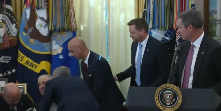 Alto ejecutivo de la farmacéutica Novo Nordisk se desmaya en el Despacho Oval durante una rueda de prensa de Trump