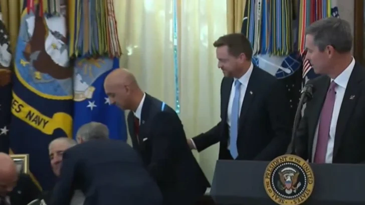 Alto ejecutivo de la farmacéutica Novo Nordisk se desmaya en el Despacho Oval durante una rueda de prensa de Trump Alto ejecutivo de la farmacéutica Novo Nordisk se desmaya en el Despacho Oval durante una rueda de prensa de Trump