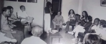  Antonio Lockward, Abel Fernández Mejía, el pintor Fernando Peña Defilló, Jeannette Miller, Grey Coiscou, Aída Cartagena, Mateo Morrison y Tony Raful.De espaldas, Manuel Del Cabral.