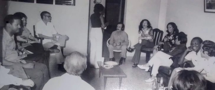  Antonio Lockward, Abel Fernández Mejía, el pintor Fernando Peña Defilló, Jeannette Miller, Grey Coiscou, Aída Cartagena, Mateo Morrison y Tony Raful.De espaldas, Manuel Del Cabral.