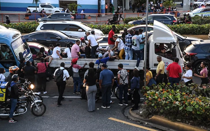 Imágenes del apagón general: caos en el transporte, calles congestionadas y largas horas sin luz