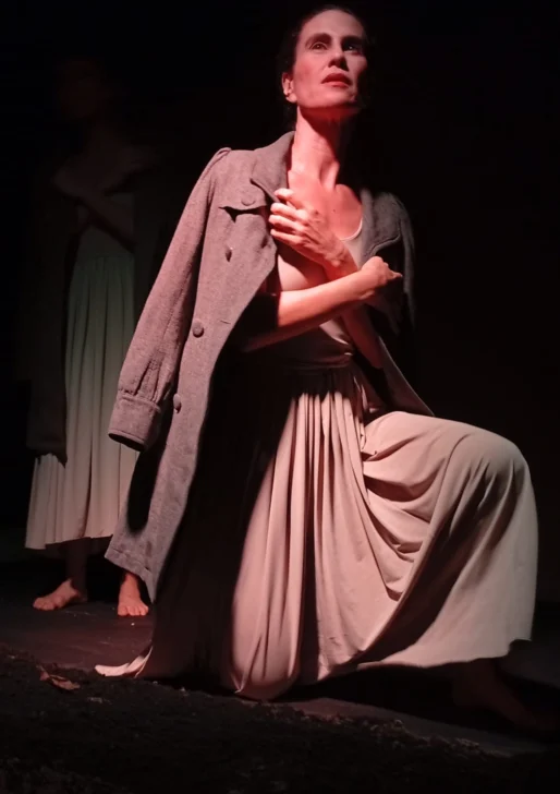  Ariane Denault Lauzier, directora, actriz y dramaturga, durante su actuación en escena.