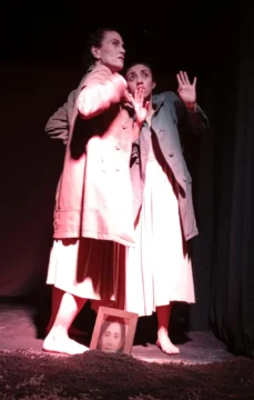  Ariane Denault Lauzier y Michelle Chaparro, en escena durante la obra La Pajarera.