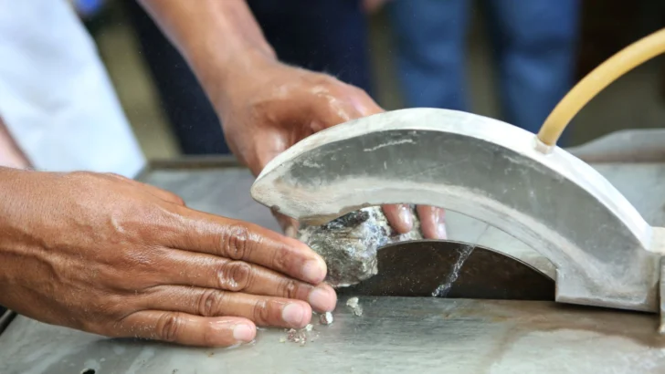 Infotep destaca formación de artesanos y joyeros en la Escuela de Larimar Infotep destaca formación de artesanos y joyeros en la Escuela de Larimar