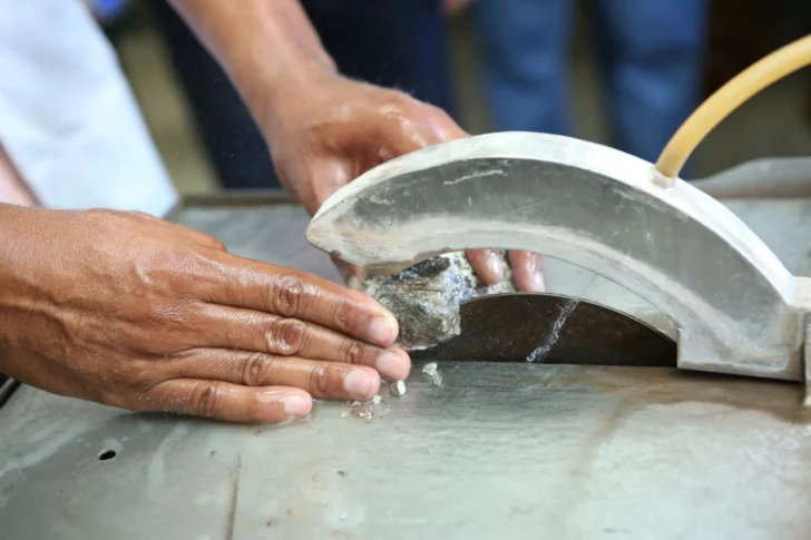 Infotep destaca formación de artesanos y joyeros en la Escuela de Larimar 