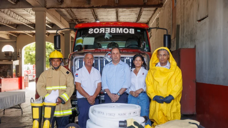 Casa Brugal dona equipos de protección al Cuerpo de Bomberos de Puerto Plata Casa Brugal dona equipos de protección al Cuerpo de Bomberos de Puerto Plata