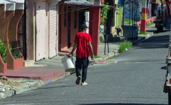  En el barrio Katanga, Santo Domingo Este, cuando no reciben el servicio deben pagar hasta RD$ 1,000 a un camión. Foto: ©️ Juan Antonio Guio. ACENTO.