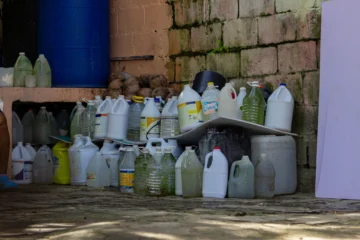  El servicio de agua potable es intermitente por lo que la población debe recurrir a alternativas de almacenamiento. Foto: ©️ Juan Antonio Guio. ACENTO.