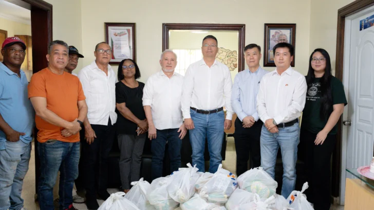 Chinos donan alimentos a familias de Santo Domingo afectadas por tormenta Melissa