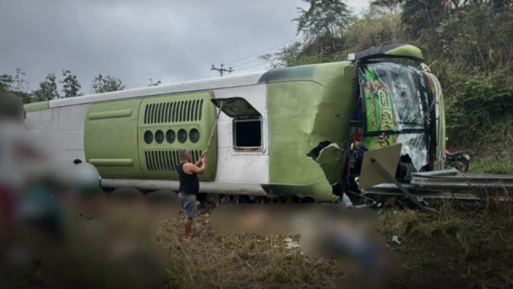 Ecuador: al menos ocho víctimas tras el volcamiento de un autobús en Manabí