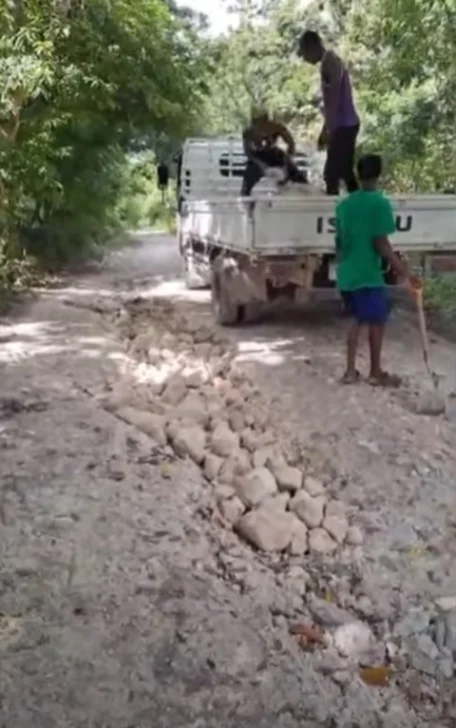  Carretera hacia la comunidad Los Arroyos, en Pedernales, productora de vegetales, aguacates y otros rubros .