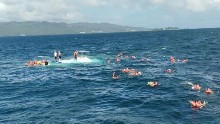 Rescatan 55 personas que iban en catamarán que se hundió en Samaná