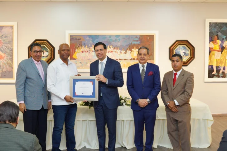  César Zapata recibe su premio.