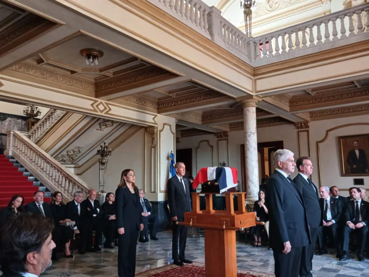  Eduardo Estrella, Ito Bisonó, Franklin García y Mayra Jiménez haciendo guardia de honor