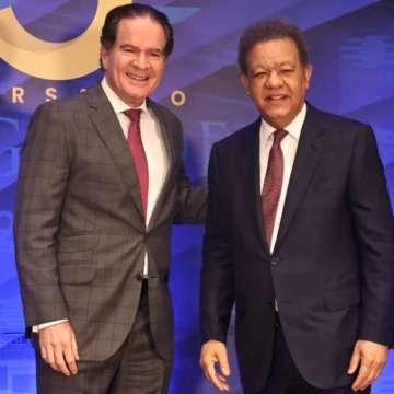  El empresario Manuel Corripio y el expresidente Leonel Fernández, en la sede de Funglode. Foto cortesía del diario Hoy.