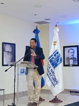  El novelista Edwin Disla en el debate de la Biblioteca Nacional