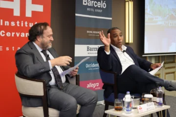 Embajador Flavio Rondón participa en encuentro de escritores iberoamericanos