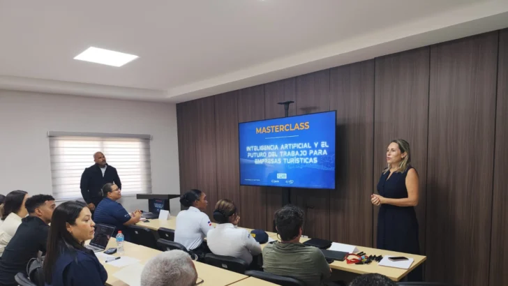 Empresarios turísticos de La Romana se forman en uso de Inteligencia Artificial aplicada al turismo