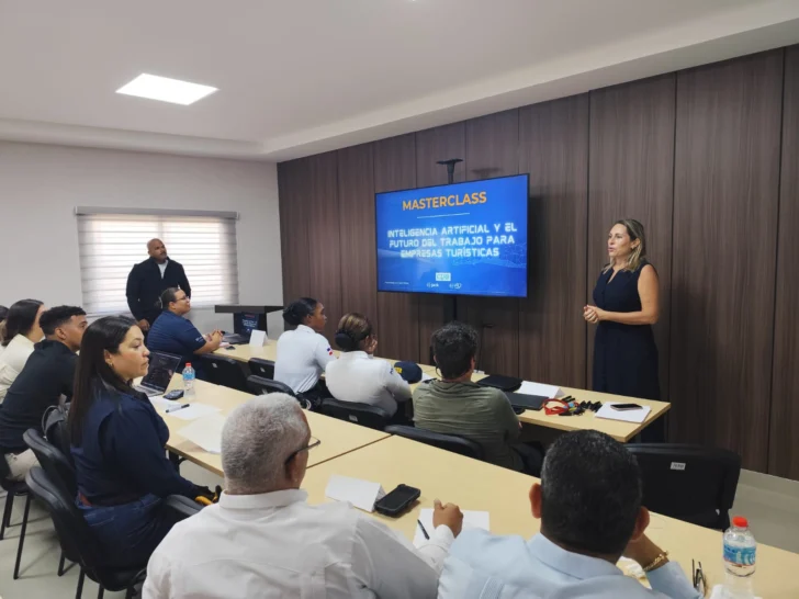 Empresarios turísticos de La Romana se forman en uso de Inteligencia Artificial aplicada al turismo