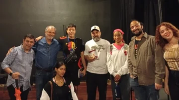  En la Escuela de Arte Dramático, actores, directores, productores y estudiantes se unieron en un inspirador conversatorio con Roberto Peloni.