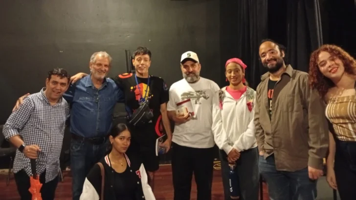  En la Escuela de Arte Dramático, actores, directores, productores y estudiantes se unieron en un inspirador conversatorio con Roberto Peloni.