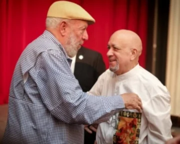  En medio del homenaje, Freddy Ginebra se detuvo a nombrar a Giovanni Cruz —actor, director y dramaturgo— con la gratitud que solo el arte reconoce. Su voz, solitaria pero justa, dio luz a un olvido institucional.