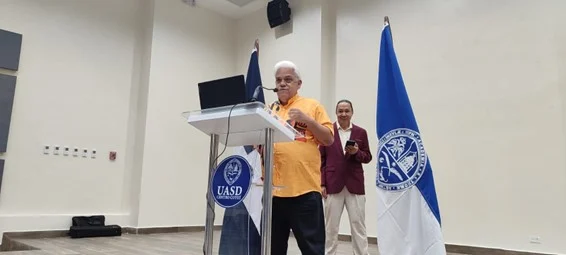 FOTO-4 Ángel Concepción (Yeyé), escritor y crítico de arte.