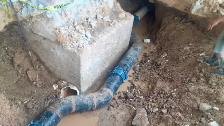 CAASD soluciona avería en línea de agua potable bajo elevado Churchill con Kennedy