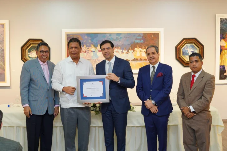 Fernando-Cabrera-recibe-su-premio-728x485