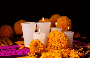  Flores de cempasúchil, velones y el tradicional papel picado de colores. Fuente externa