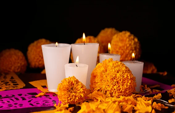  Flores de cempasúchil, velones y el tradicional papel picado de colores. Fuente externa