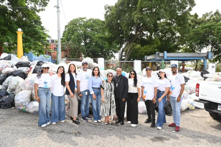Voluntariado Banreservas intercambia alimentos por plásticos en jornada “Vida para el Ozama”