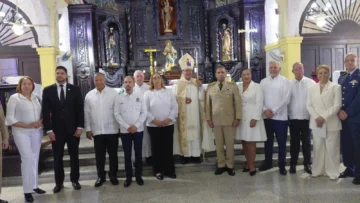  Autoridades de la provincia junto a Monseñor Faustino Burgos Brisman.