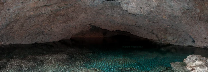  Espacios que hoy reflejan el paso del tiempo, con señales visibles de deterioro y falta de mantenimiento. La Cueva de Mainaguá es la única que tiene una persona a cargo de su cuidado; lamentable con el tránsito vehicular es notable la cantidad de polvillo que cae desde el techo por las vibraciones. (Foto: Martín Rodríguez).