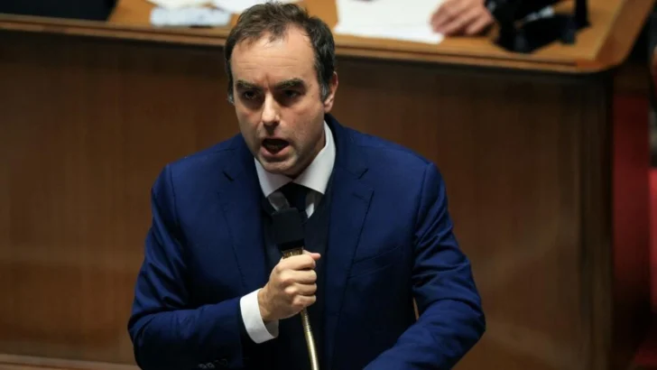 Los diputados franceses rechazan la tasa Zucman pero aprueban suspender la reforma de las pensiones