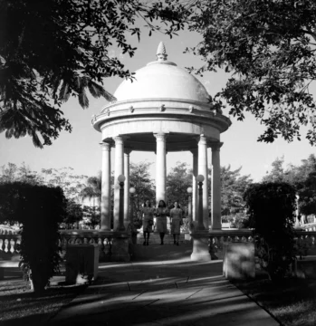  Glorieta neoclásica del Parque Independencia (demolida en 1975), obra de Antonín Nechodoma (1912) y maestros José Turull Vilanova, Juan Teys Regas y Antonio Lendor – AGN